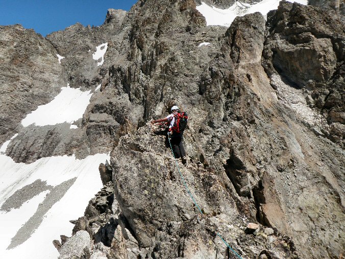 Aretes Cineastes 055.jpg - Il va parcourir la dernire longueur jusqu'au col  3160m